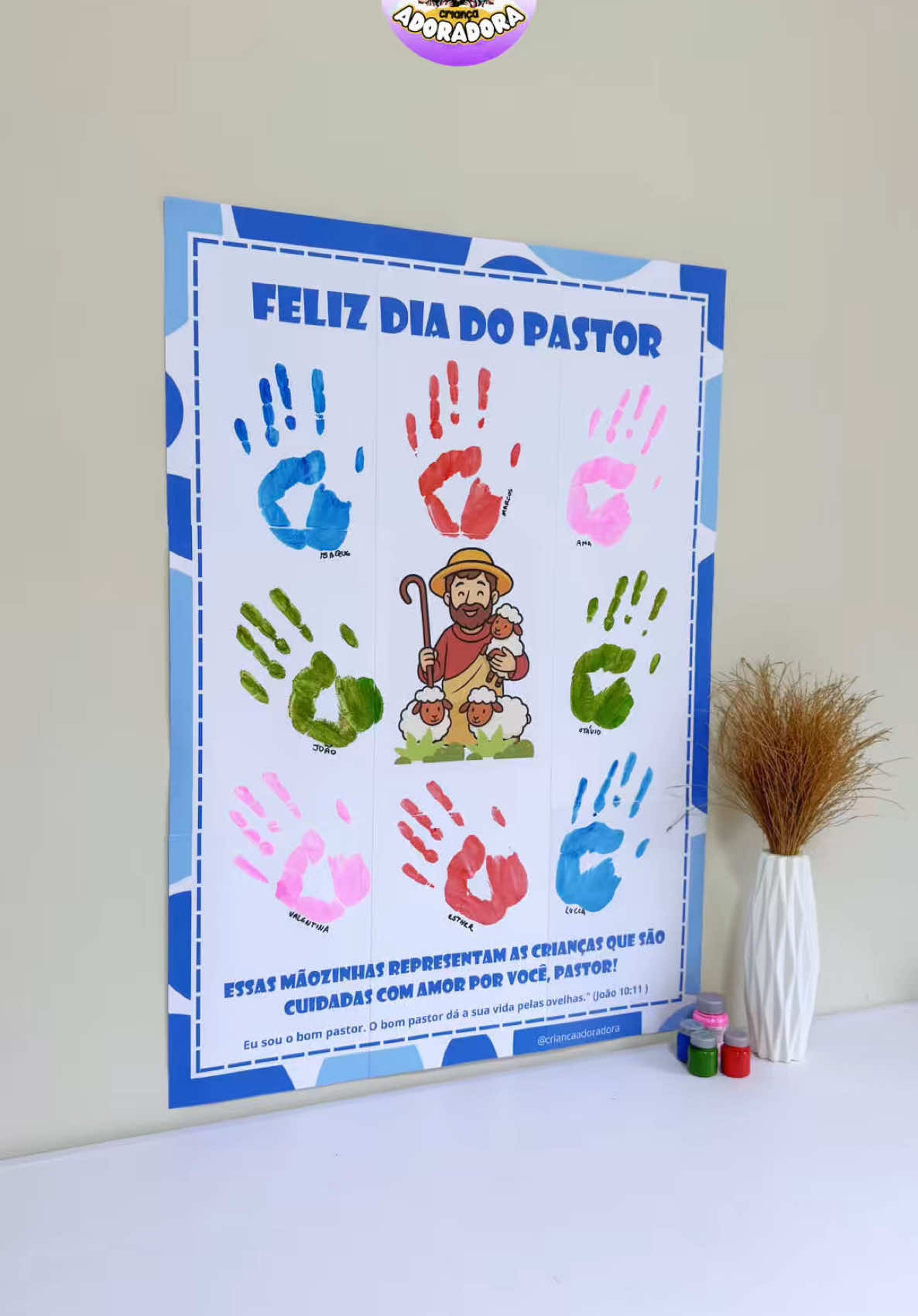 Cartaz Dia do Pastor - Ministério Infantil ✨ ✨ UMA ÓTIMA SUGESTÃO PARA HOMENAGEAR O PASTOR DA SUA IGREJA. – CARTAZ COM UMA LINDA MENSAGEM PARA AS CRIANÇAS CARIMBAREM AS MAOZINHAS (9 FOLHAS A4 PARA A MONTAGEM). Medidas do cartaz: 78cm x 55cm. Papel utilizado: Sulfite 180g. 🖨️ Arquivo em PDF O PDF do material está custando apenas 7,00 🥰 #diadopastor #ministerioinfantil #ebd #ebdinfantil #ideiascriativas