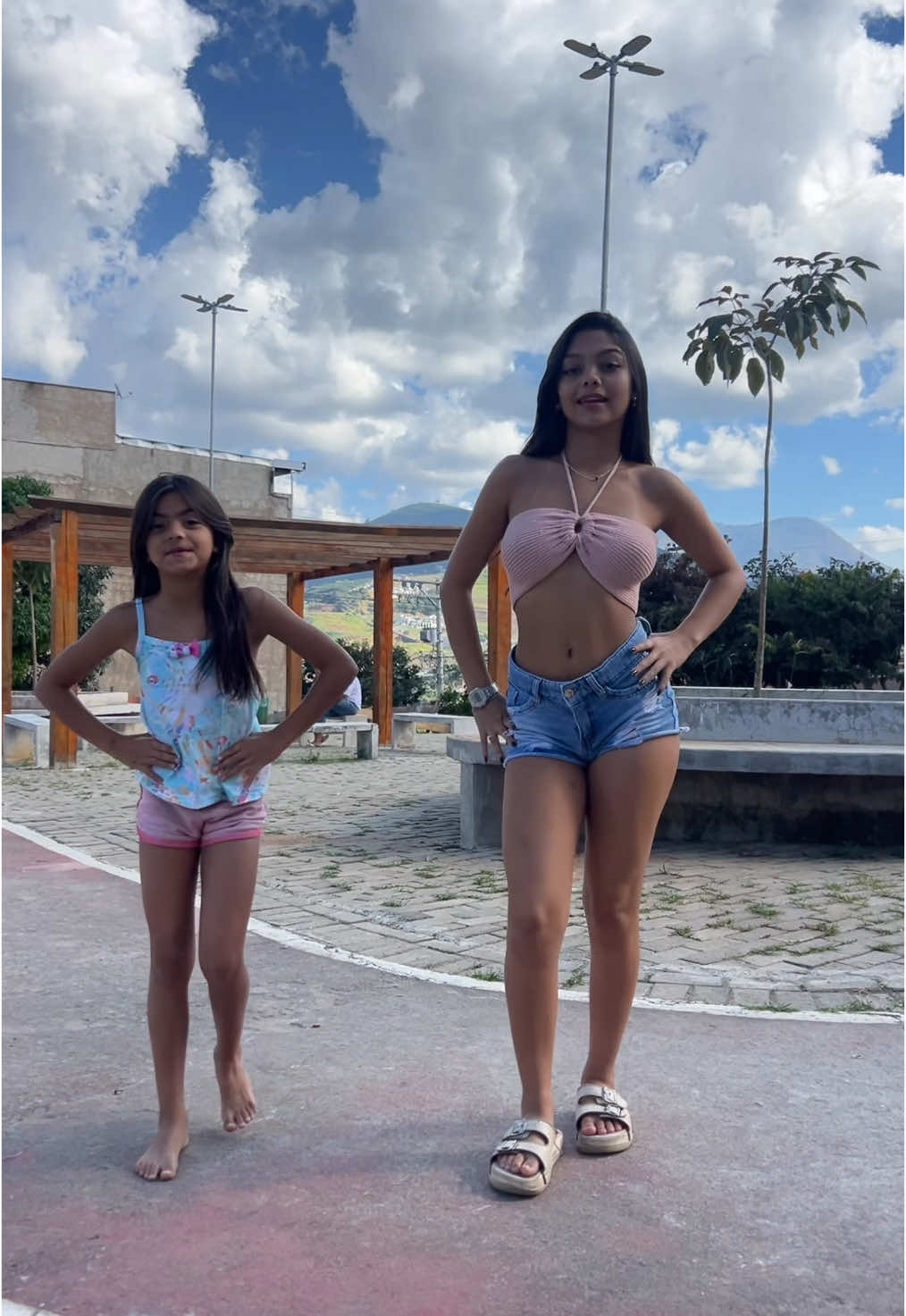 Pisada na cabeça 🤡🤣😍 . . . #LiveOutlandish #tiktok #danca #dancinha #dancinhasdotiktok 