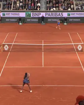 #cocogauff with the slam, capping off a 23 shot set. Coco moves on to the finals 🏁🎾 🎥: @Roland-Garros 