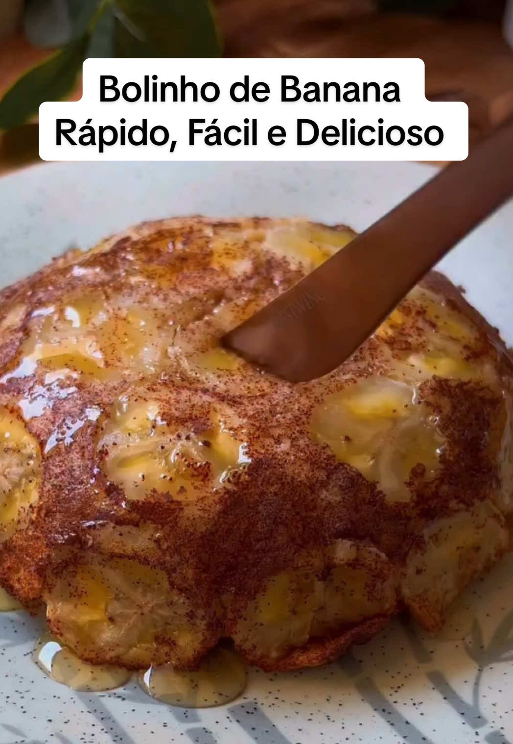 🍌 O BOLINHO DE BANANA MAIS FÁCIL E SAUDÁVEL DO MUNDO! 🍌 ✨ Zero complicação, pronto em minutos e PERFEITO pra um lanche saudável! 🔥 Só 4 ingredientes e feito na Airfryer ou forno! 🔹 Ingredientes: 	•	1 ovo 	•	3 colheres (sopa) de aveia em flocos (21g) 	•	1 banana bem madura (80g) 	•	1 colher (chá) de fermento em pó 👩‍🍳 Modo de preparo: 	1.	Amasse bem a banana. 	2.	Misture tudo, deixando o fermento por último. 	3.	Unte um potinho com óleo ou manteiga e polvilhe canela. 	4.	(Opcional: forre com rodelas de banana 🍌) 	5.	Despeje a massa e leve à Airfryer a 160º por 20 min ou ao forno a 180º por 25-30 min. ✨Fica fofinho, docinho na medida e super nutritivo! 💛 Macros por porção: 247 kcal | 37,4g carbo | 7,6g gord | 10,4g proteína 📌 Salva essa receita, compartilha com quem AMA banana e me segue pra mais delícias! 💬 Me conta aqui nos comentários: você faria com banana prata ou nanica?  @1001_receitasfit #receita ##receitas #bolinhodebanana #airfryer #receitafit #lanchinho #banana #lanchefacil #bananafit #vidasaudavel #sobremesa #docinho #comidasaudavel #cafedamanhãfit #nutrição #saudavelesimples #foconadieta #comidadeverdade #alimentacaosaudavel #bolo #bolorapido #bolofacil #bologosto 