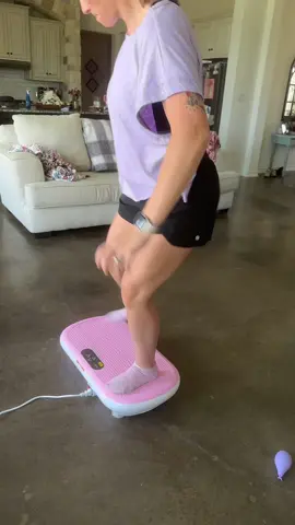 This trend, but make it harder 🦵🏻🦵🏻#vibrationplate #fitnesshack #trends #vibrationplate #workoutchallenge #fyp #glutes #quads @Merachfit 