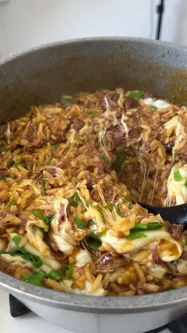 Ingredientes: 800g de carne - usei acém  Sal - temperos do seu gosto  Alho a gosto  3 folhas de louro  Mix: cebola, pimentão, alho poro  1 xícara de passata de tomate ou molho 1 litro e meio de água (pra ter bastante caldo) 2 xícaras de arroz  Queijo mussarela  Cebolinha  #receita #arroz #comida #receitas 