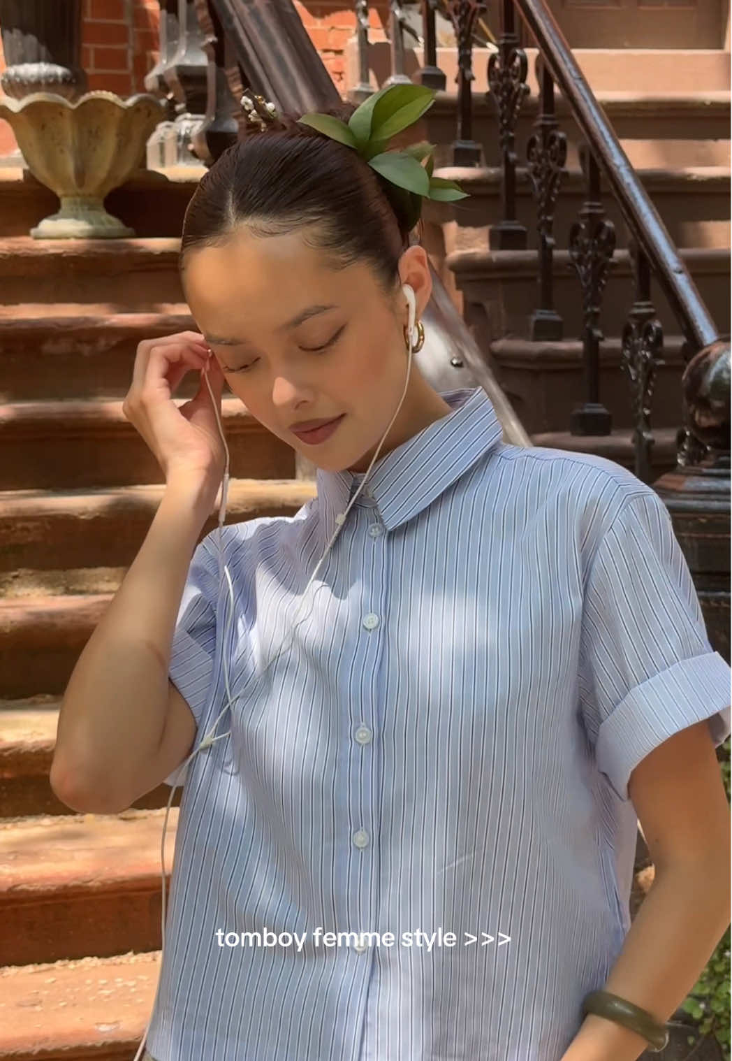 my current summer style: baggy silhouettes with dainty details ⭐️ (plus earthly elements as hair accessories) #styleinspo #fashioninspo #nycfashion #summerstyle #ad @H&M 