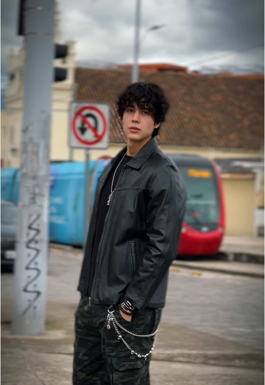 🔥 Dos chaquetas. Un solo estilo: poder absoluto. Actitud que se lleva en la piel. 💀 Rock Style Store, No te vistas, define tu presencia.🤘🏼 #chaquetas #chaquetasdecuero #cuero #casacas #outfit #rockerboy #rock #rockstyle #rockstylecomunidad #rockstylestore #cuenca #ecuador 