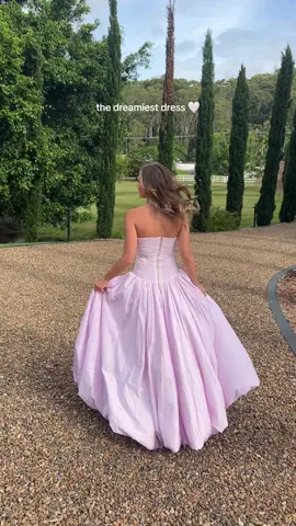 Love a bubble dress @House of Hire #aje #weddingguest #winery #fashion #OOTD #outfitideas 