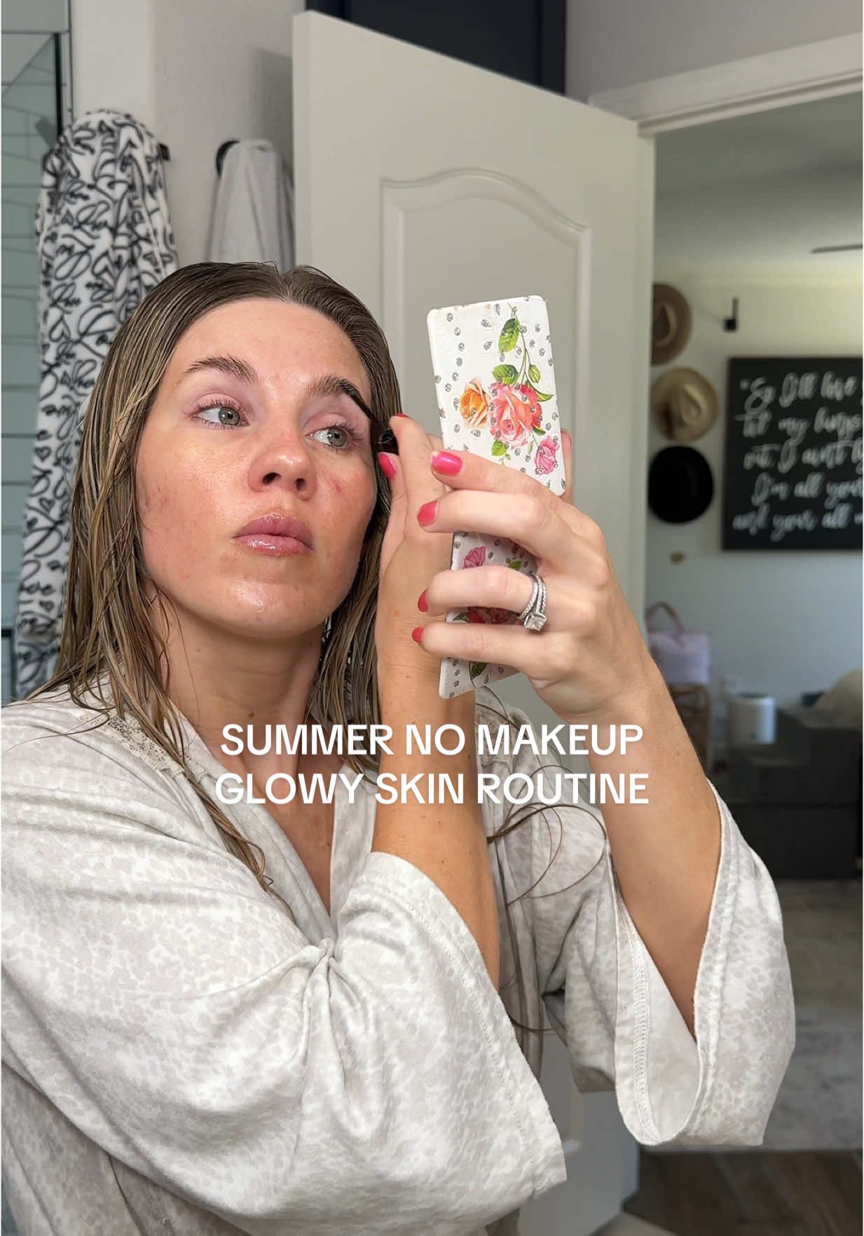 How I achieve the perfect summer no makeup glow with skincare products! #summerglow #glowyskin #glowyskin #skincaretips #SkinCare101 #summerglowuptips #nomakeuplook #summerskincare 