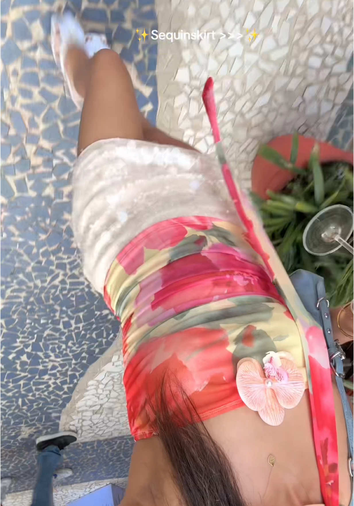 Kanxi aghinai aayera kurera basiraxa…  #floraltop #sequinskirt #OOTD #ootn #nepali #fashiongirlie 