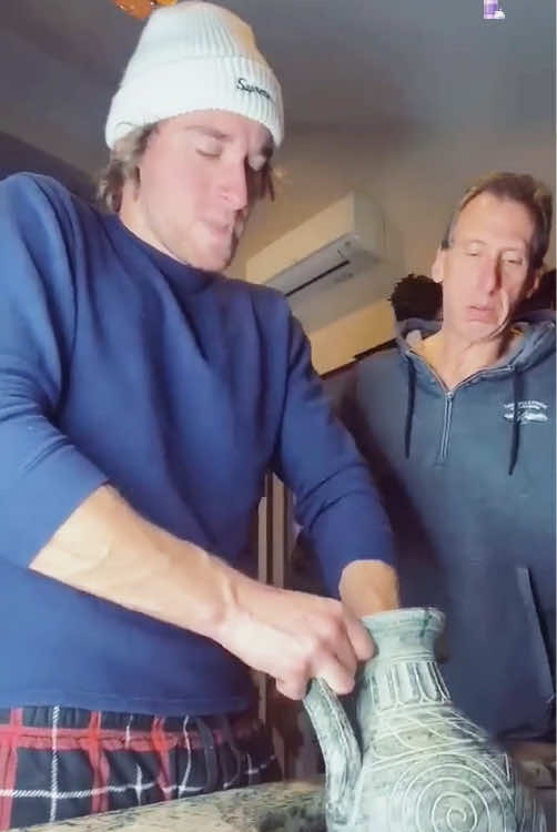 Hand stuck prank 🤣🤣#funny #funnyvideos #funnytiktok #tiktok #foryour #fyp #fypシ #haha #usa🇺🇸 #usa #funnymoments #usa_tiktok #usatiktok #prank 
