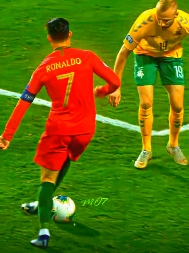 Cristiano Ronaldo football skills 🚀☠️🔥 . .. .... #cristianoronaldo #football #skills #ronaldo #uk7 #foryou #umairkhan #viraltiktok #cr7goat🐐 #football #ronaldo #skills #football #ronaldo #cristianoronaldo 