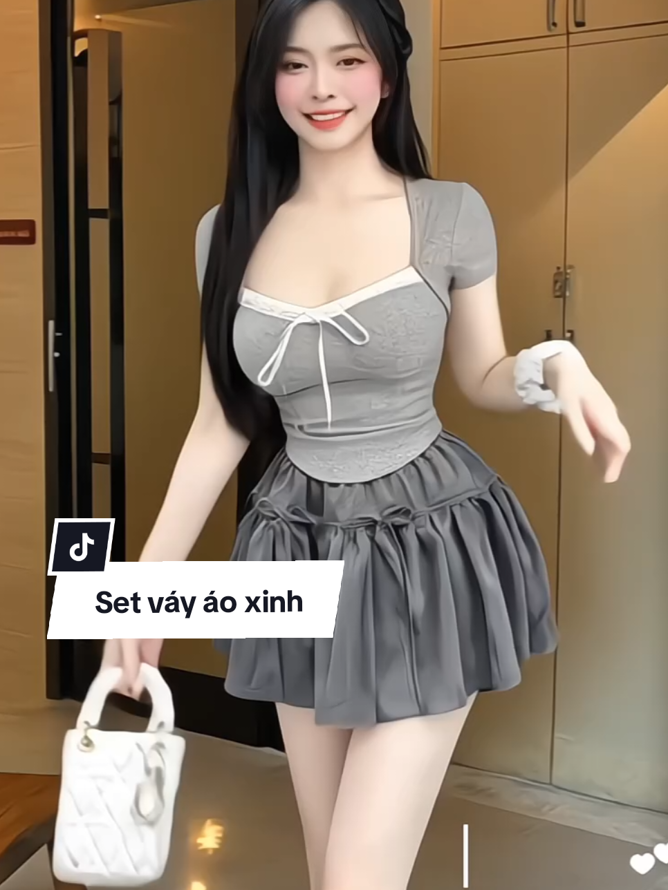 Set váy áo xinh gồm áo cổ vuông phối ren nơ kèm chân váy phồng đính nơ. Áo có chất liệu bo tăm độ co dãn tốt giúp bạn cảm thấy dễ chịu khi mặc, chân váy thô hàn có độ bền cao ko bị xù, giữ form tốt. Set đồ ngọt ngào tươi trẻ năng động cho bạn đi dạo phố hay đi du lịch đi chơi đều đc nè #setdonu #setdoxinh #setvayao #setvayaodichoi #aokemchanvay #thoitrangnu #xuhuong #saochannel 