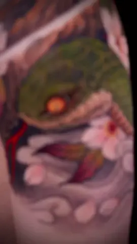 “Không phải ai cũng dám xăm rắn… Vì không phải ai cũng đủ bản lĩnh để lột xác.” 👉 Bạn dám chọn rắn – là bạn đã sẵn sàng thoát xác khỏi phiên bản cũ. Cmt ‘🐍’ nếu bạn cũng đang tái sinh – theo cách riêng của mình. #S#SnakeTattooT#TattooRoiXacT#TattooPowerX#XamNgheThuatT#TattooYNgiaX#XamDepChoNuT#TikTokTattooT#TattooHealingX#XamCaTinhNuXuHuong2025