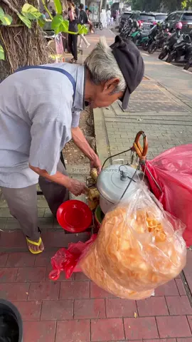Traditional Rice Cake With Spicy Curry 🔍 Business name  Lontong Sayur  📍Address Jakarta, Indonesia  💵 Price  Rp 15.000 /$ 0.90 USD