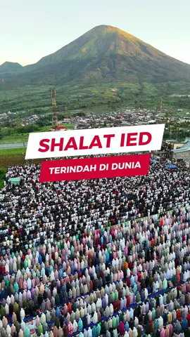 Bisa dibilang, inilah tempat shalat ied terindah di dunia.. Shalat dengan pemandangan gunung yang indah.. Berada di antara Gunung Sumbing dan Sindoro sengan udaranya yang sejuk.. Lantunan takbir membuat suasana makin mendamaikan.. 📌: Lapangan Garung, Butuh, Kalikajar, Kabupaten Wonosobo, Jawa Tengah #shalatied #shalatiduladha #dusungarungwonoso #lapangangarung #shalatiedwithview #wonosobo 