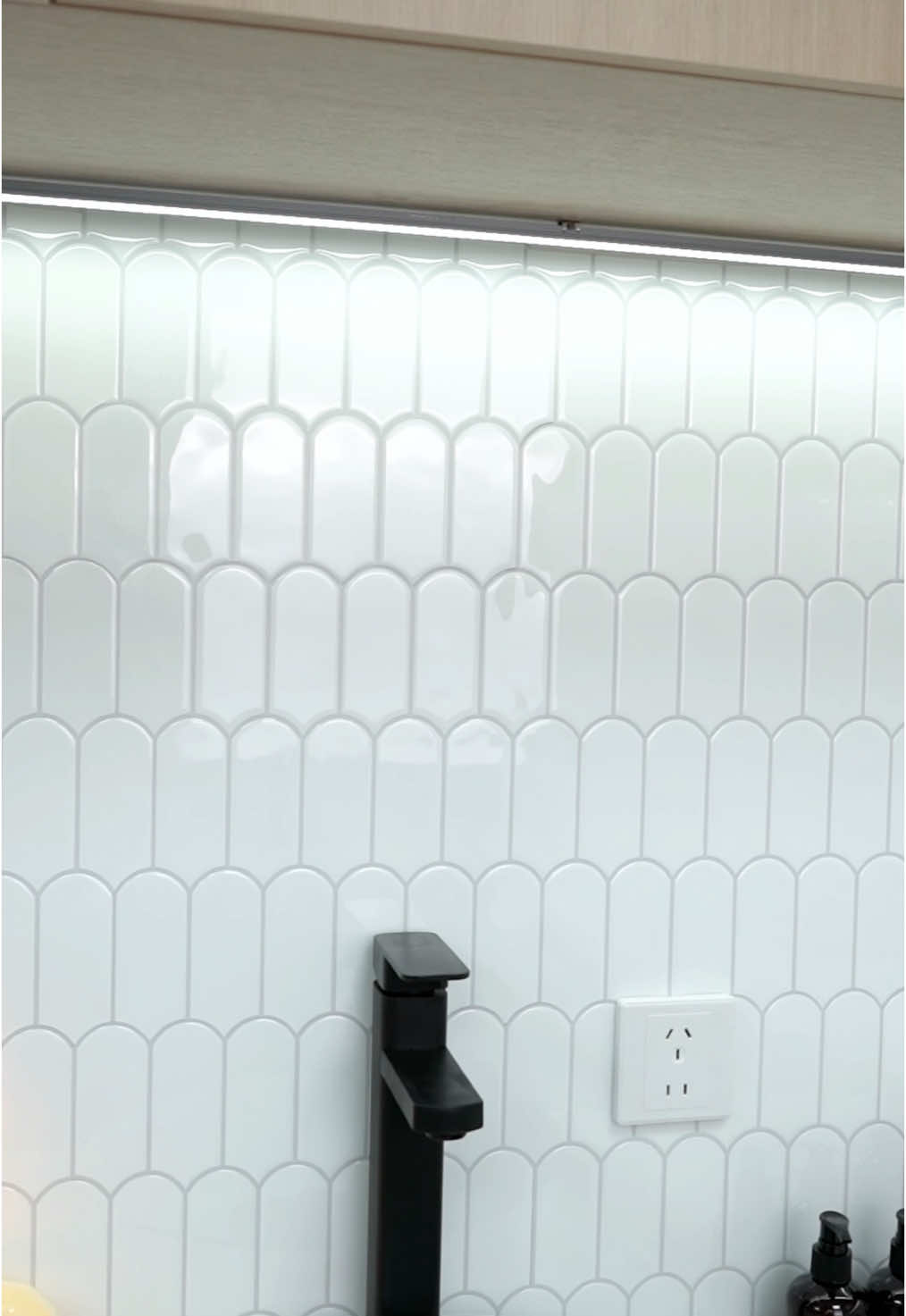 #stickgoo #peelandsticktile #peelandstickbacksplash #easydiy #walldecor #kitchendesign #diyproject #homedecor #wallpaper #bathroommakeover 