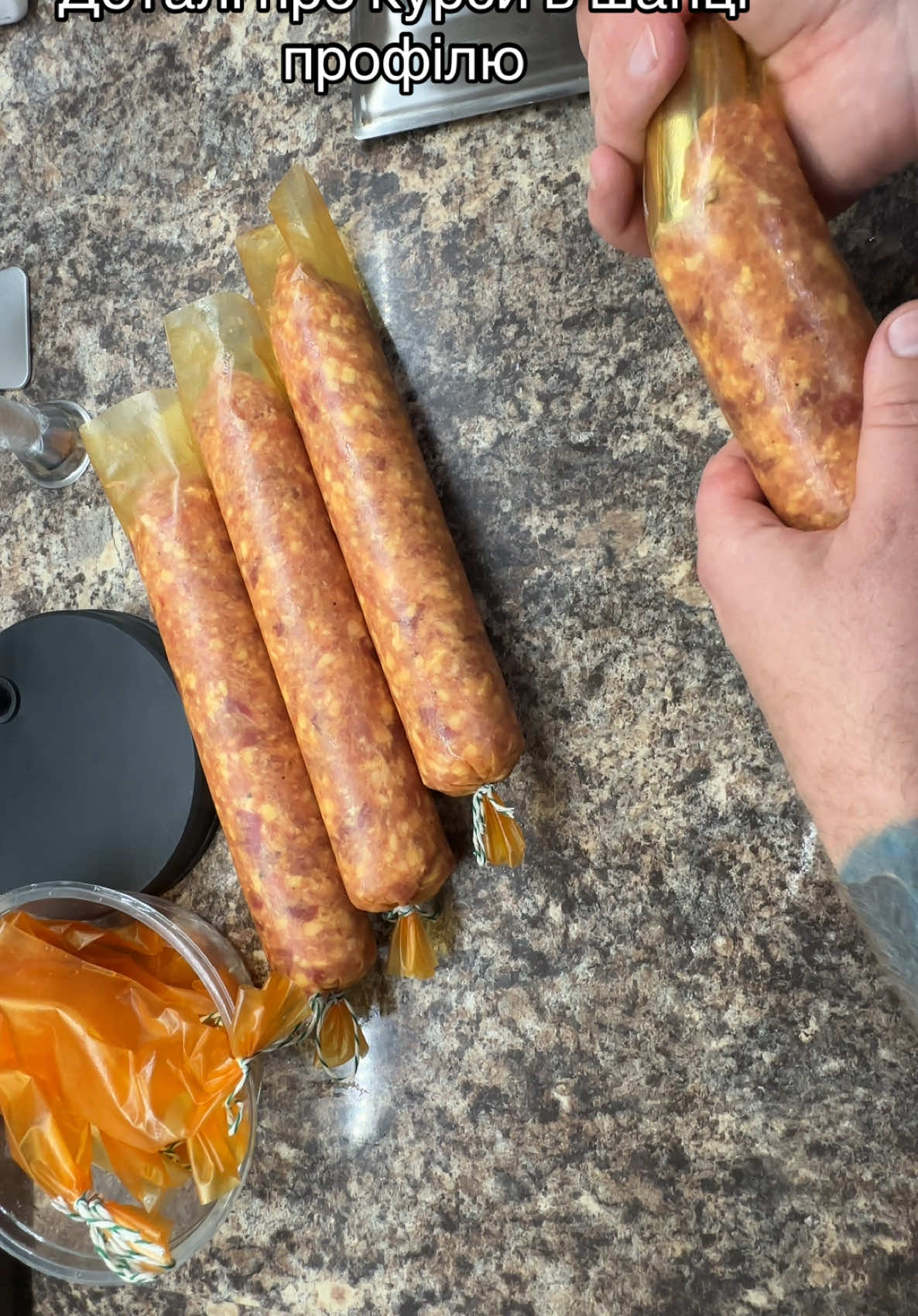 Один з етапів — наповнення оболонки мʼясом. Робота шприцом, уважність до деталей — усе це й є справжня ковбаса. Курс для початківців — крок за кроком 💪 #домашняковбаса #ковбаснийпроцес #мʼяснийкурс #курсдляпочатківця #мʼясодлясвоїх #шприцую #ковбасарук #ковбасар #домашняковбасарня #ковбасасвоїмируками