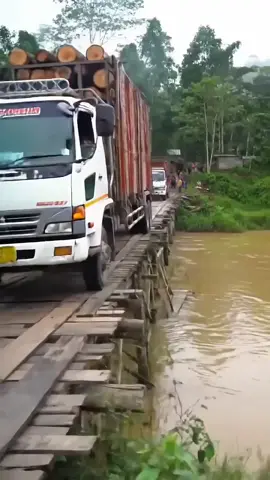 jembatan sudah tua masih saja lewati kendaraan berat #tiktok #fyp #editionAI #kendaraanberat #jembatantua 