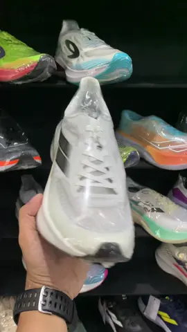 Sepatu lari dari Mills Enermax Dynaplate, sudah ada pkate tpu yang menbantu kestabilan saat lari 🙌🏻 #fyp #zyxbca #mills #millsindonesia #millsrunning #sepatulari #sepatulari #sepaturunning #sepatuolahraga #lokalbrand 