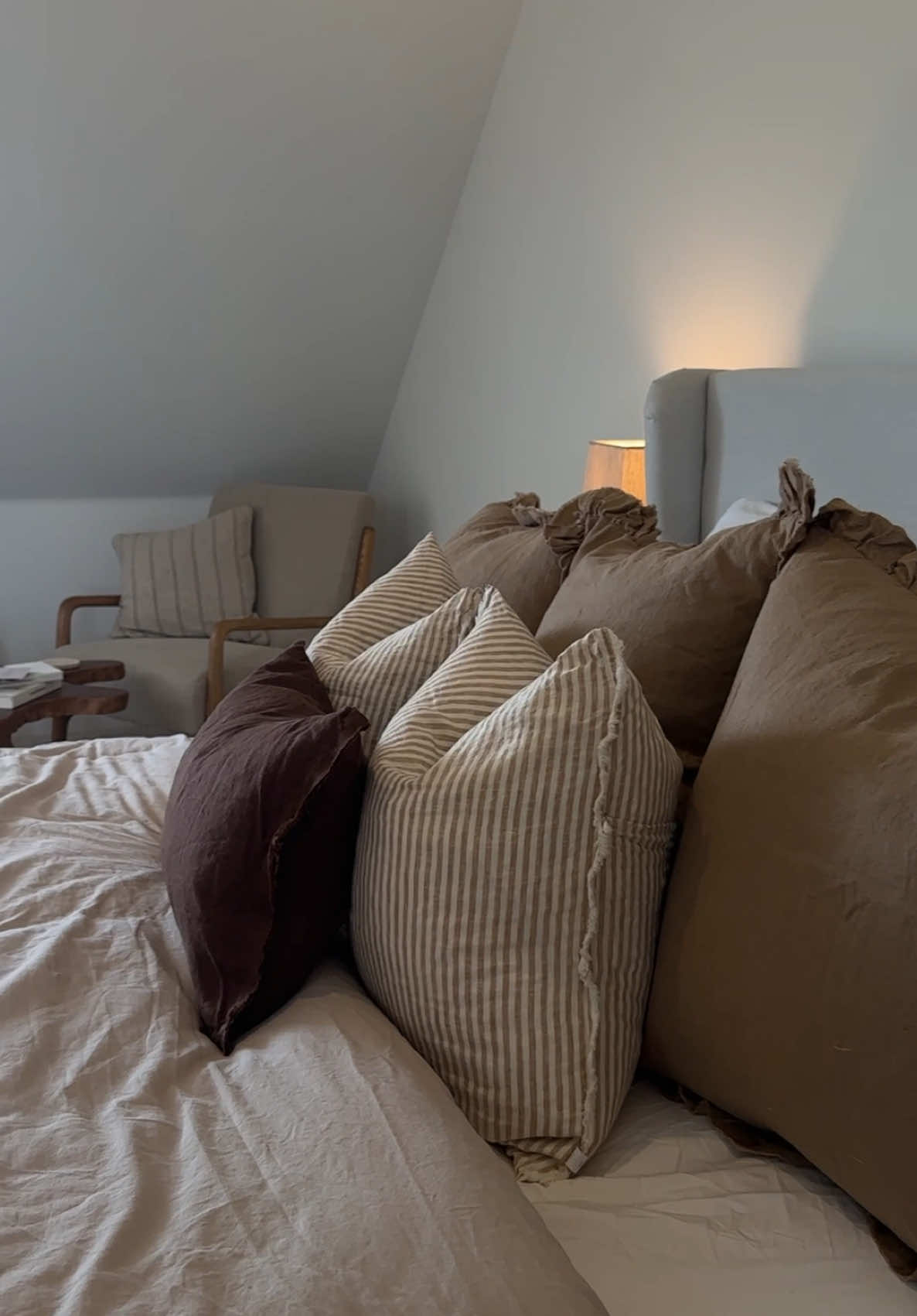 The bed cushions were giving BORINGGGG let’s give them a little upgrade! @ellenvaleinteriors these cushions are so perfect!! The Bobbi Cushion Combination is available to shop on their website now🥹🫶🏻🤎 *pr #Home #homestyling #homeinteriors #homedesign