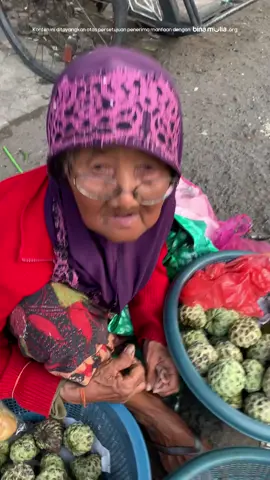 Di usia 68 tahun, Mbah Aisyah hidup sebatang kara. Setiap hari beliau duduk di pinggir jalan, berjualan surikaya dengan napas sesak dan tubuh lemah. Dagangan sering tak laku. Bahkan, mbah pernah seharian tak makan dan hanya bisa menangis menahan lapar. Kadang mbah diusir dari tempat berjualan. Tapi beliau tetap bertahan… karena itu satu-satunya cara untuk hidup. “Yang penting bisa makan, Mas... meski harus duduk seharian di bawah panas,” ujar mbah lirih. Kini mbah tinggal di kos kecil, sendirian, tanpa keluarga yang menemani. Yuk hadir jadi pelipur sepi dan penguat Mbah Aisyah 💛 #ceritahidup🥀 #kisahanyata #kisahseorangnenektuanenek#videoviral #fyp 