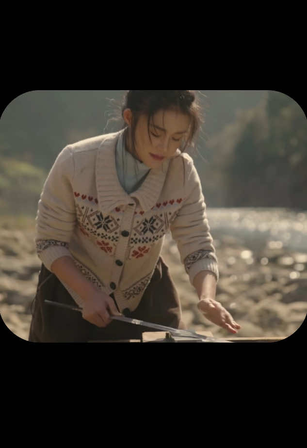 Giữ một mối tình như giữ áo len | Podcast chữa lành | Tình cảm giữa người với người giống như đan áo len vậy. Lúc bắt đầu, phải kiên nhẫn từng chút một, tỉ mỉ từng đường kim mũi chỉ. Cứ đan, rồi gỡ, rồi đan lại. Có lúc rối tung cả lên, nhưng chỉ cần mình còn thương, thì lại cố gắng ngồi gỡ rối, rồi tiếp tục. Mỗi mối quan hệ sâu đậm đều cần nhiều thời gian, nhiều nỗ lực như thế. Nhưng lạ lắm, lúc tháo thì dễ lắm. Chỉ cần một cái kéo nhẹ, một câu buông tay, một lần im lặng quá lâu... là mọi thứ tan ra như chưa từng có gì. Có những người đã từng cùng mình đi qua rất nhiều chuyện, vậy mà chỉ một chút hiểu lầm, một chút tự ái, là xa nhau luôn. Giống như cái áo len, mất một mối thôi là sợi chỉ bung ra, rồi tất cả cứ thế mà tuột. Tớ nghĩ, giữ một mối quan hệ cũng giống như giữ một chiếc áo len yêu thích. Không phải lúc nào cũng đẹp đẽ, không phải lúc nào cũng vừa vặn. Nhưng nếu còn thương, thì hãy kiên nhẫn vá lại chỗ rách, đan tiếp những hàng đang dở. Đừng vội tháo chỉ. Đừng vì vài cơn giận nhất thời mà đánh mất người từng là một phần quan trọng trong đời mình. Tình cảm đôi khi không cần gì to tát, chỉ cần mỗi người chịu nhường một chút, hiểu nhau thêm một chút, kiên trì nhiều hơn một chút. Chỉ vậy thôi, cũng đủ để cái áo len ấy được mặc lâu hơn, ấm áp hơn — và giữ được hình dáng ban đầu, dù thời gian có trôi qua. #hanhtrinhvevoinang #podcast #chualanh #xh #xuhuong #viral #tinhyeu #tamsu #hanhphuc 