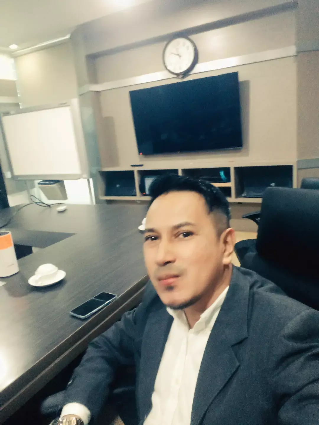 Ada yang DM saya kenapa tidak dapat komen.. saya ckp Sy filtrd,kerana byk komen yg provokasi tentang politics. sedangkan saya bercakap tentang Pendidikan pun tetap nak politics,Sy ckp tentang economic juga nak politics. apabila Terlalu taksub dgn parti.. saya ramai ja keluarga,kawan kawan Dari Politik yg Berbeza,Fahaman yg Berbeza. apabila setiap masa kita nak berpolitik sedangkan tiada Kemajuan diri Dan keluarga,agak Sia sia. tunggu lah waktu Elections 😊👌 Saya kagum dengan ramai Dari dalam TikTok yg sangat berkeinginan untuk Belajar. ingin mengambil Professional Course. ingin mengambil APEL. Ingin mengambil Microcredential. Ingin mengambil Master,PHD,DBA. saya sangat Kagum. Dan saya tersentuh hati apabila lepas mereka baca content saya,mrk terus bersemngat sambung belajar. Ada setengah ingin sambung belajar untuk Kenaikan Pangkat. Ada setengah belajar untuk menjadi iKon/Model kepada Anak Cucu Ada setengah ingin sambung Belajar untuk kepuasan Diri. Ada setengah sambung belajar hanya untuk Ilmu Macam saya ,saya sambung belajar kerana Dendam Dan Ilmu. apabila berdendam kita tidak perlu buat perkara yg menyalahi undang undang..memadai dengan Pencapaian. Apabila bercakap tentang Pencapaian,walau di Umur saya yang agak Penghujung Usia..saya Masih di tawarkan Bekerja berdasarkan Kelayakkan Dan Pengalaman. Walau kita Dari Keluarga Nelayan,Penoreh Getah,Pekerja Kilang atau apa sahaja Pekerjaan yg di mata orang tidak Bernilai, kita mampu mengubah.. insyaallah 😊👌