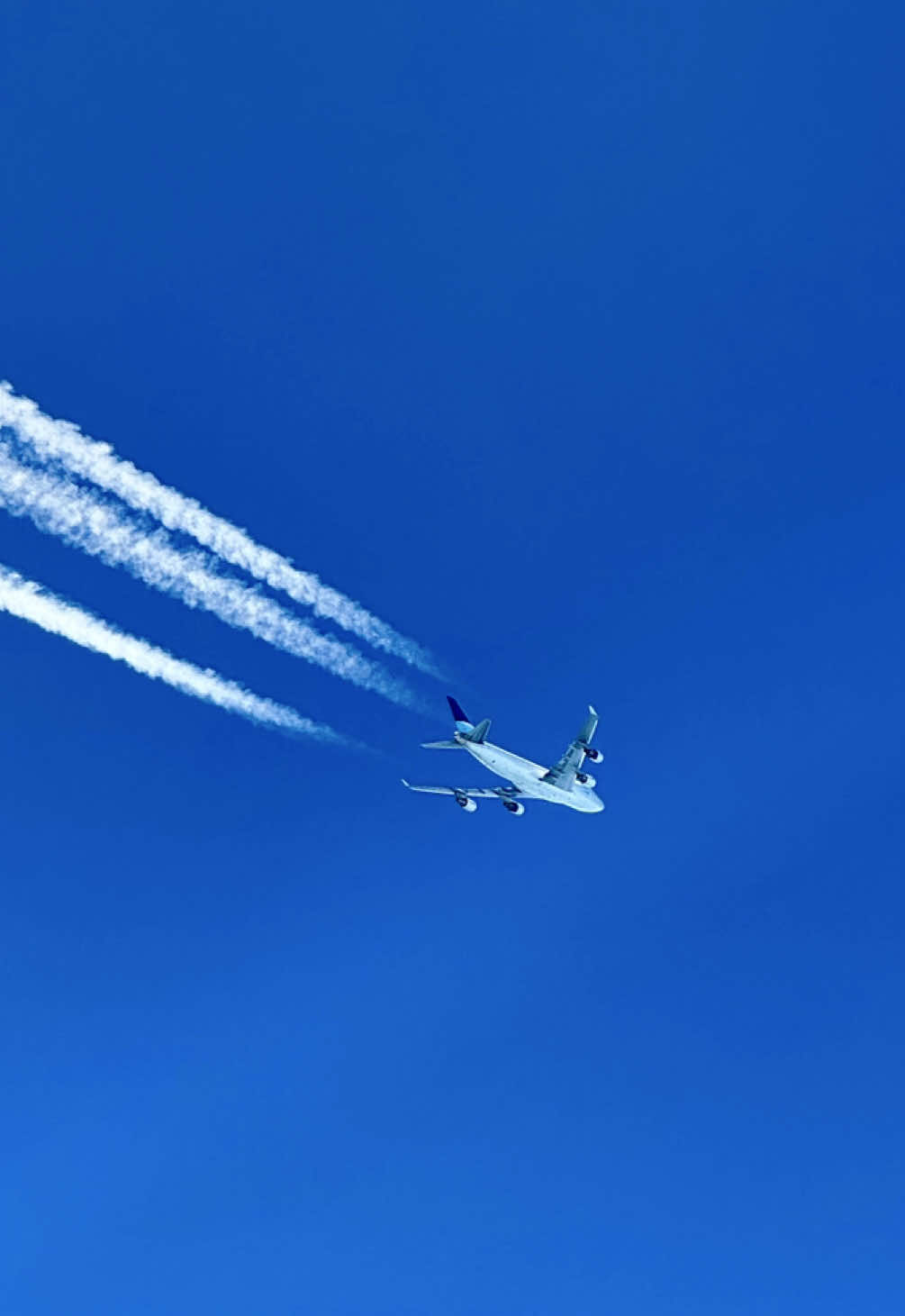 Just an ordinary job? Think again! Being overtaken by the glorious B747 just 2000ft (600m) above us on a clear sky. A couple of days ago on our flight from Bucharest to Vienna at Flight Level 320. These views are another reason why I love this job so much! Did you have the chance to spot other aircraft flying close from your seat window? #dreamjob #pilot #aviation #airbus #avgeek #boeing747 @Austrian Airlines 