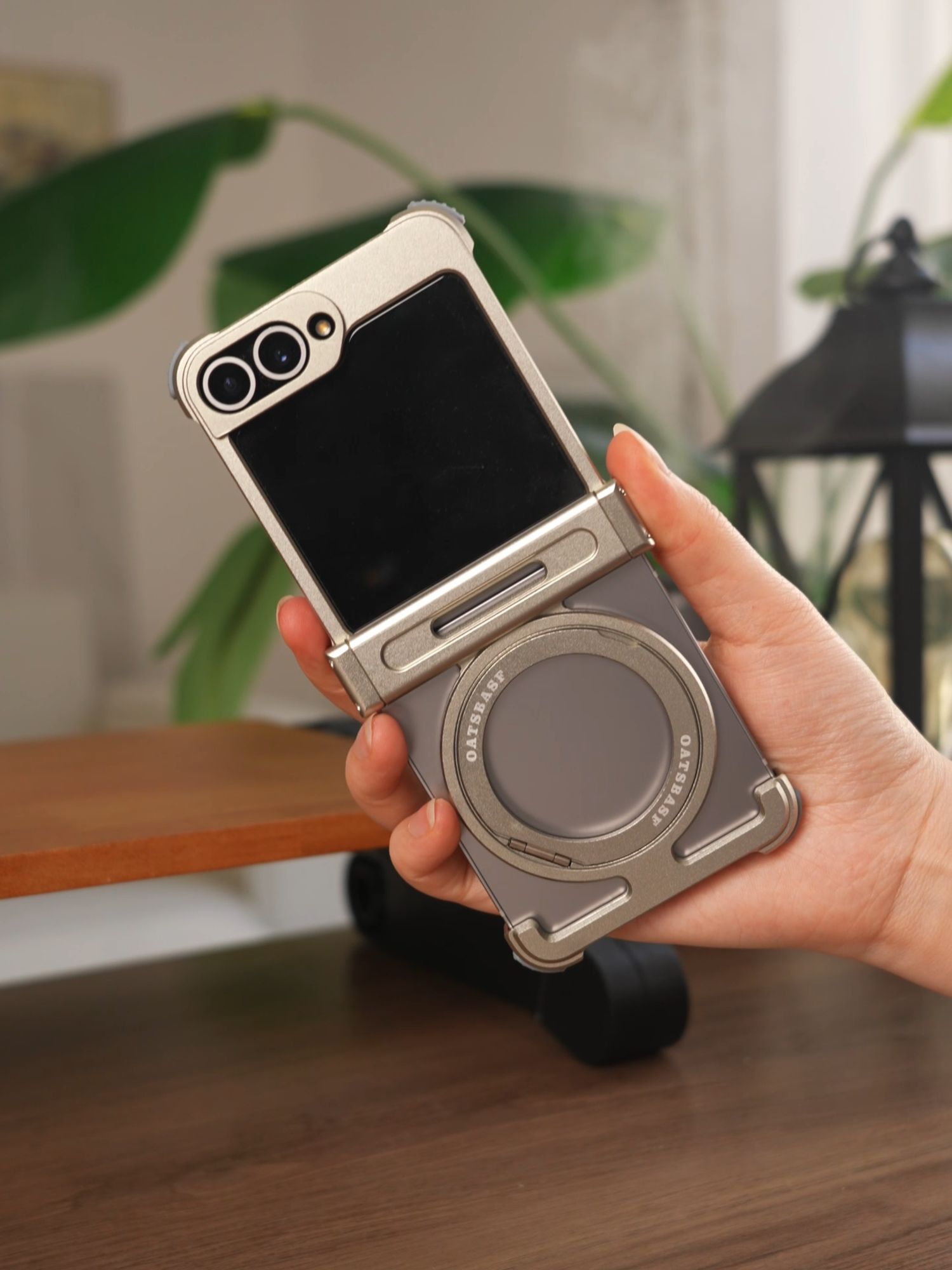 The Samsung Flip phone case also comes with a rotatable stand!#samsunggalaxyzflip #wholesale #phonecase #oatsbasf #foryou #fypシ #tech #fyp #trend #metal #case #Samsungcase #samsungs25ultra #samsung #samsunggalaxy #samsungzfilp