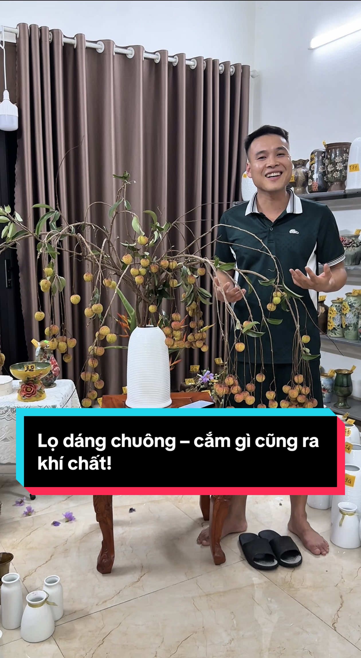 🌸 Một cành vải – vào là “dính”! Lọ chuông trắng sứ cao cấp @Gốm Sứ Mạnh Trinh Bát Tràng đỉnh thật sự, cắm gì cũng thấy sang – kể cả cắm… tình yêu 🫶 Nhìn vậy thôi chứ lên góc nào cũng đẹp rụng rời, để phòng khách, bàn ăn hay góc chill đều “okela”! Ai thấy đẹp nhớ thả nhẹ một dấu chấm nha 😚 #lọhoađẹp #gốmsứbáttràng #decornhàcửa #lọhoabattrang #phongcáchsống #lọchuôngtrắng