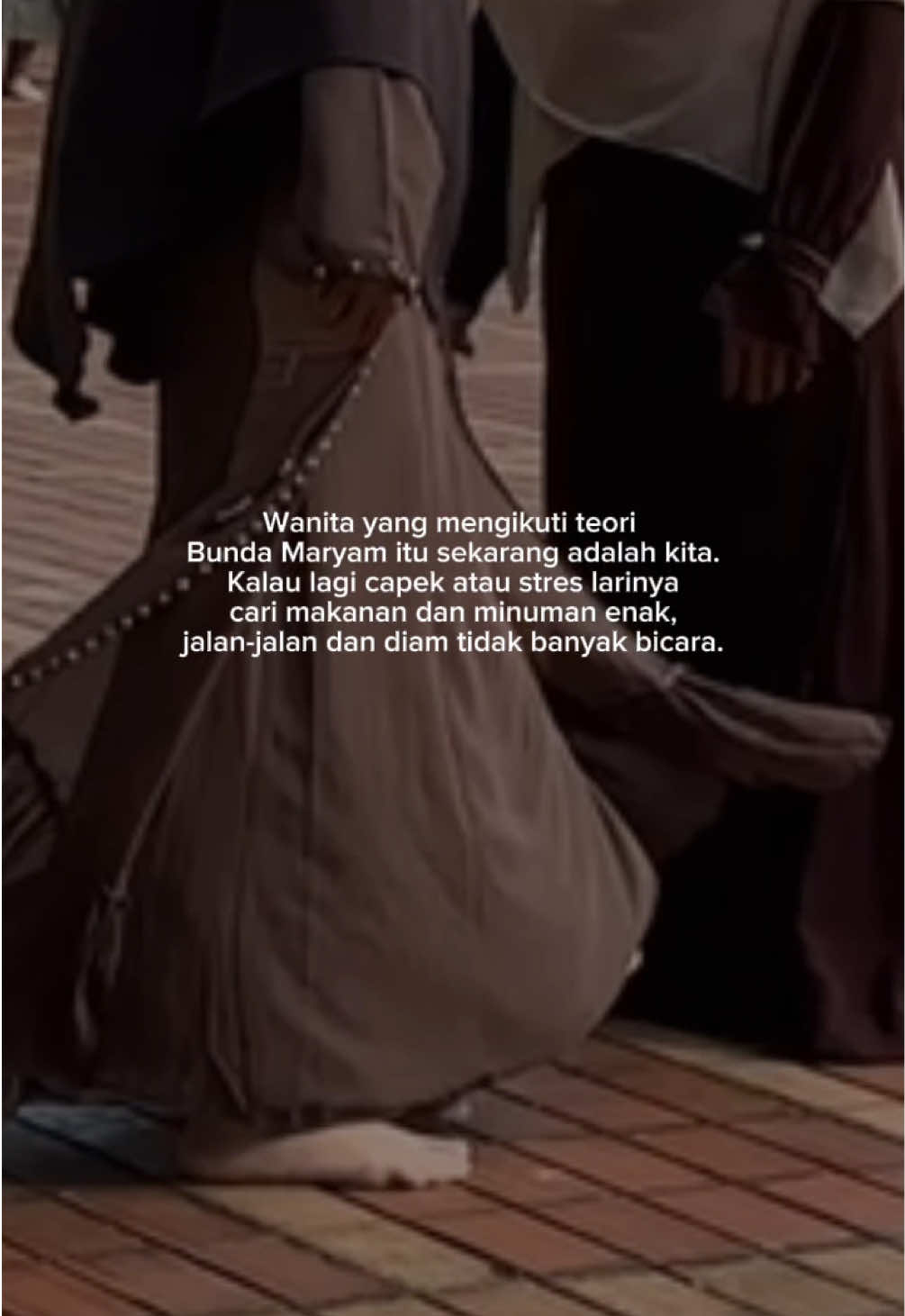 Diam tidak banyak bicara dan menata semuanya sesuai dengan yang Allah mau #barakallahfiik #quotes #ootdmuslimah #frenchkhimar #abayastyle #abaya 