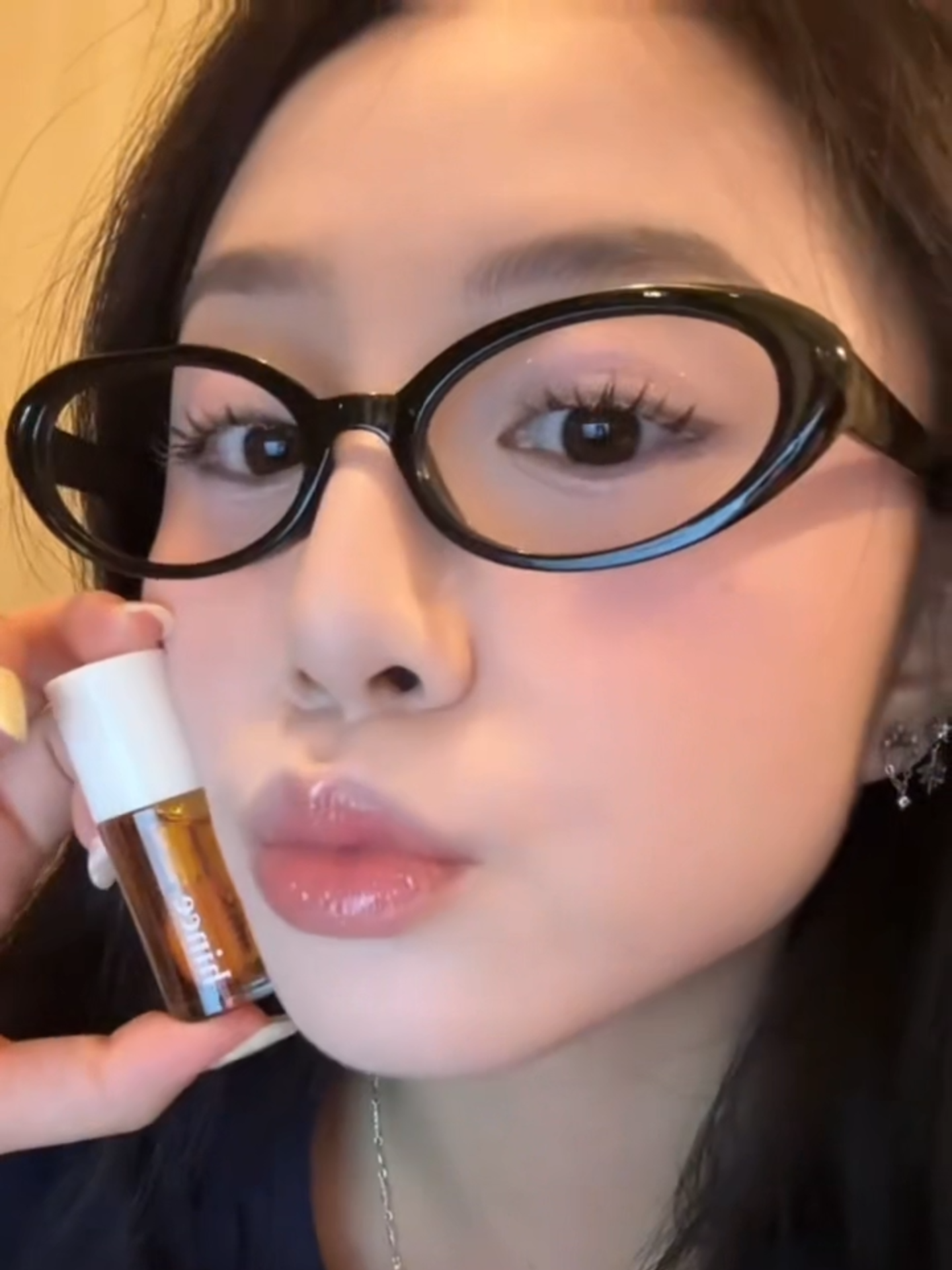 Một lớp dầu dưỡng môi hince mỏng nhẹ mà đủ sức “hồi sinh” cả đôi môi. Tinh chất dưỡng ẩm sâu, nuôi dưỡng đúng chuẩn Hàn Quốc. Cre: @imhanh2003 #hince #hincevn #hincelipoil #lipoil #dauduongmoi #vegan #kbeauty