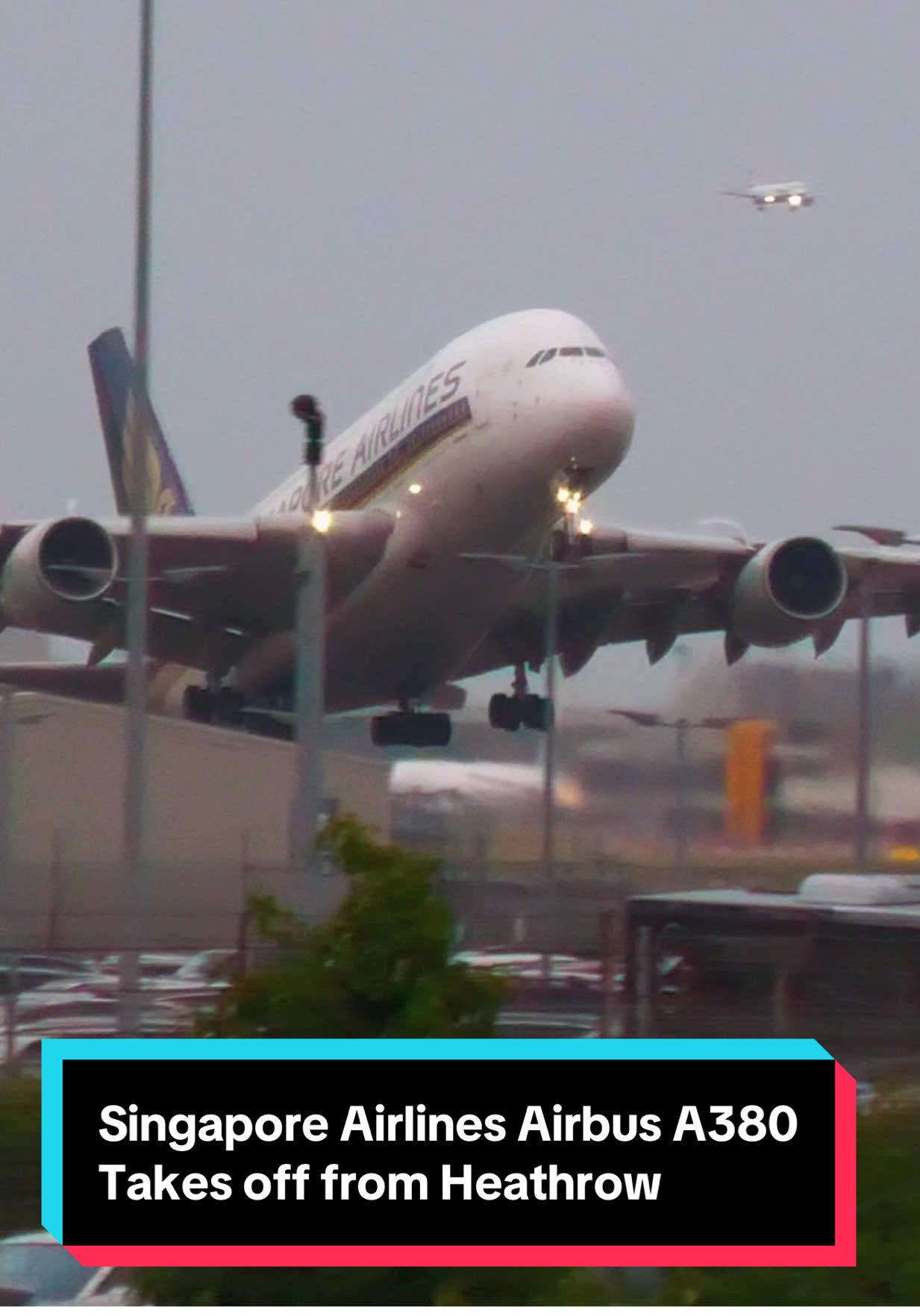 Singapore Airlines Airbus A380 takes off from Heathrow Airport 😮 #airbus #airbusa380 #singaporeairlines #aviation #airplane #planespotting #takeoff#airport #avgeek 