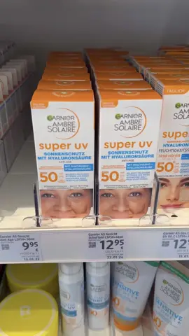 Garnier Ambre Solaire Super UV Güneş Kremi, cildinizi sadece zararlı UV ışınlarına karşı değil, aynı zamanda yaşlanma belirtilerine karşı da korur. SPF 50 koruması, hyaluronik asit ve niacinamide içeriğiyle cildi nemlendirir, ince çizgileri azaltır ve cilt tonunu eşitler. Yağlı his bırakmaz, günlük kullanım için idealdir. ✍️ Kullanım Talimatı: 🇩🇪 Her sabah temiz cilde, özellikle yüz ve boyun bölgesine eşit şekilde uygulayın. Güneşe çıkmadan 20 dakika önce kullanın ve terledikten, yüzdükten sonra tekrar uygulayın. #sonbaharbakımı #güneşkremi #garnierdeutschland #spf50 #uvkoruma #niacinamide #hyaluronsäure #gesichtspflege #hautpflege #dmdeutschland #rossmannfavorisi #berlinbeauty #hamburgstyle #kölntipps #frankfurtlife #germanyshopping #viralvideos #öneri #dmxroosmanstyle #beauty 
