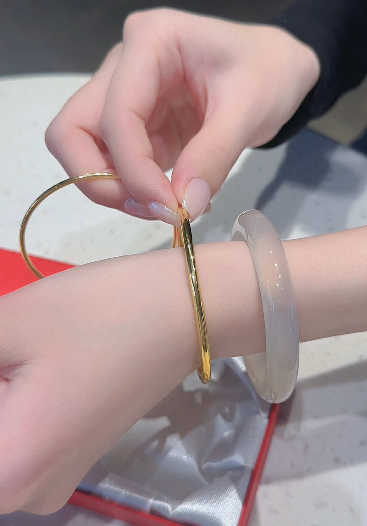 Vòng tay nữ màu vàng trơn, đeo lên tay sang lắm chị emm #vongtay #lactay #vongtaytitan 