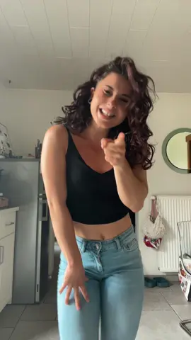 Je ne danse pas comme une dingue, je souffre encore 🤣 Pour ceux qui me suivent. 😇 😝 #fyp #pourtoi #m #girls #crazy #danse 