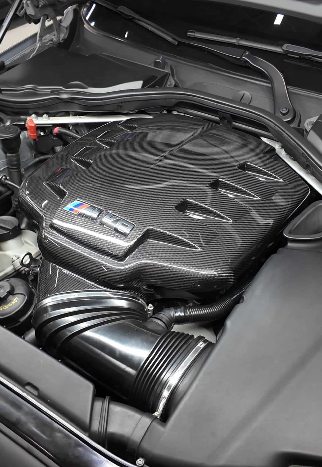 Few engines match the soul of the S65 V8—and nothing brings it to life like the @Eventuri Official carbon plenum. Built from 100% prepreg carbon with internal trumpets, this piece replaces the factory plastic unit and unleashes a raw, high-pitched CSL-style induction note. For the full effect, pair it with Eventuri’s matching carbon intake system. #S65 #E92M3 #E90M3 #E93M3 #BMWM3 #Eventuri #CarbonFiber #BMWMods #CSLStyle #NAEngine #M3V8 #MPerformance #INDDistribution 