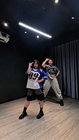 Xập xình xập xình  #AAA #emxinhsayhi #viechannel #lienquan2 #emxinh #toptrending #dance  @Jin Jin 🌹🌹🌹 @mayshota 