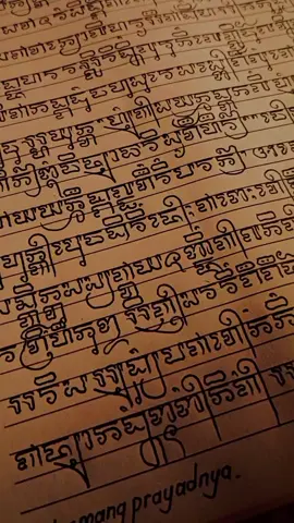 AKSARA JAWA KUNO☝🏻✒️ATAU BISA DI SEBUT AKSARA KAWI, BUKAN JAWI YA🥰JANGAN KEBALIK..RAHAYUU menyalin sastra Jawa kuno yaitu Kakawin Sutasoma ke dalam aksara Jawa kuno, yang berbahasa kawi #aksarajawa #aksarakawi #aksarajawakuno #jawakuno #kakawin #kakawinsutasoma #sutasoma #fyp #sastrajawakuno #rahayu #sastra #budaya #bahasakawi 