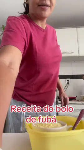 1 xícara de fubá  1 xícara de leite 1 xícara de açúcar  1 xícara de fubá  2 ovos 1 colher de café de sal 1 colher de sopa de fermento  120ml de óleo  80 gemas de queijo