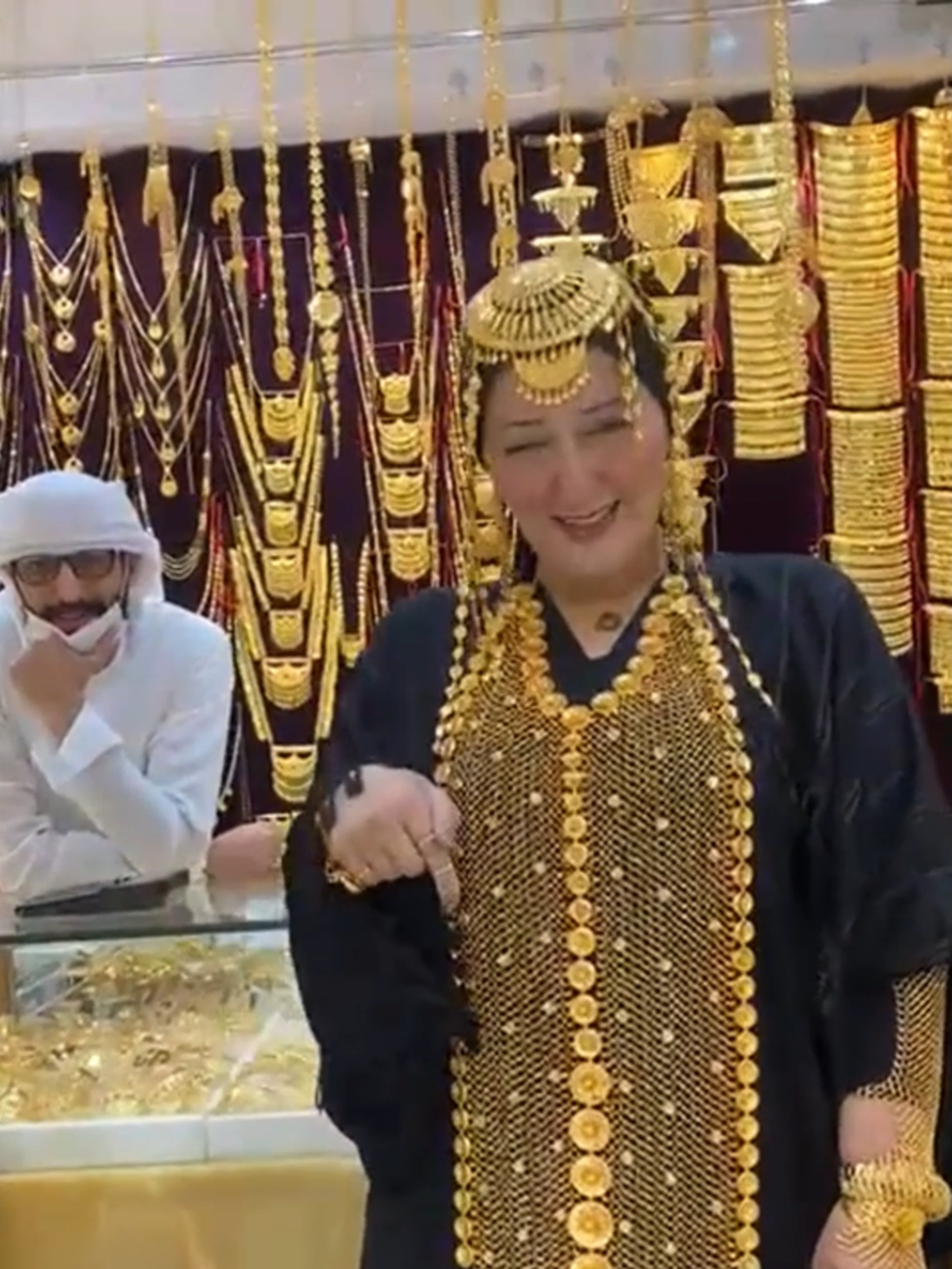 Essa é a mulher mais rica de Dubai, e ela vai te ajudar! #curiosidades #mulher #ouro #dubai