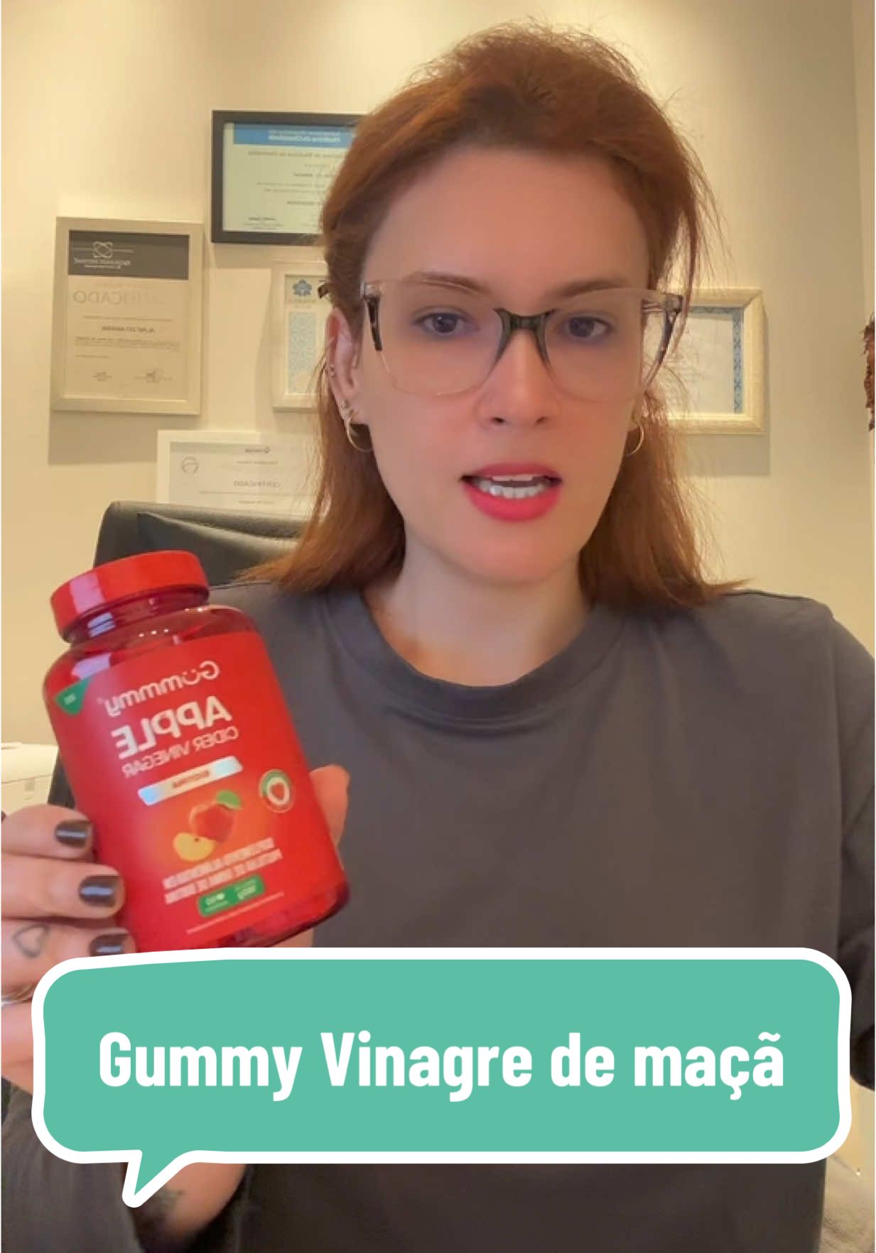 Evita hipoglicemia retiva, melhora na digestão, controle de glicemia, auxílio no emagrecimento e propriedades anti-inflamatórias. #tiktokshopchehou #gummyvinagredemaca #vinagredemaca #posbariatrica #alimentacaoposbariatrica #hipoglicemiareativa #fy #fyp #nutricionistabariatrica #foryou #bariatricajoinville #bariatricaitalia