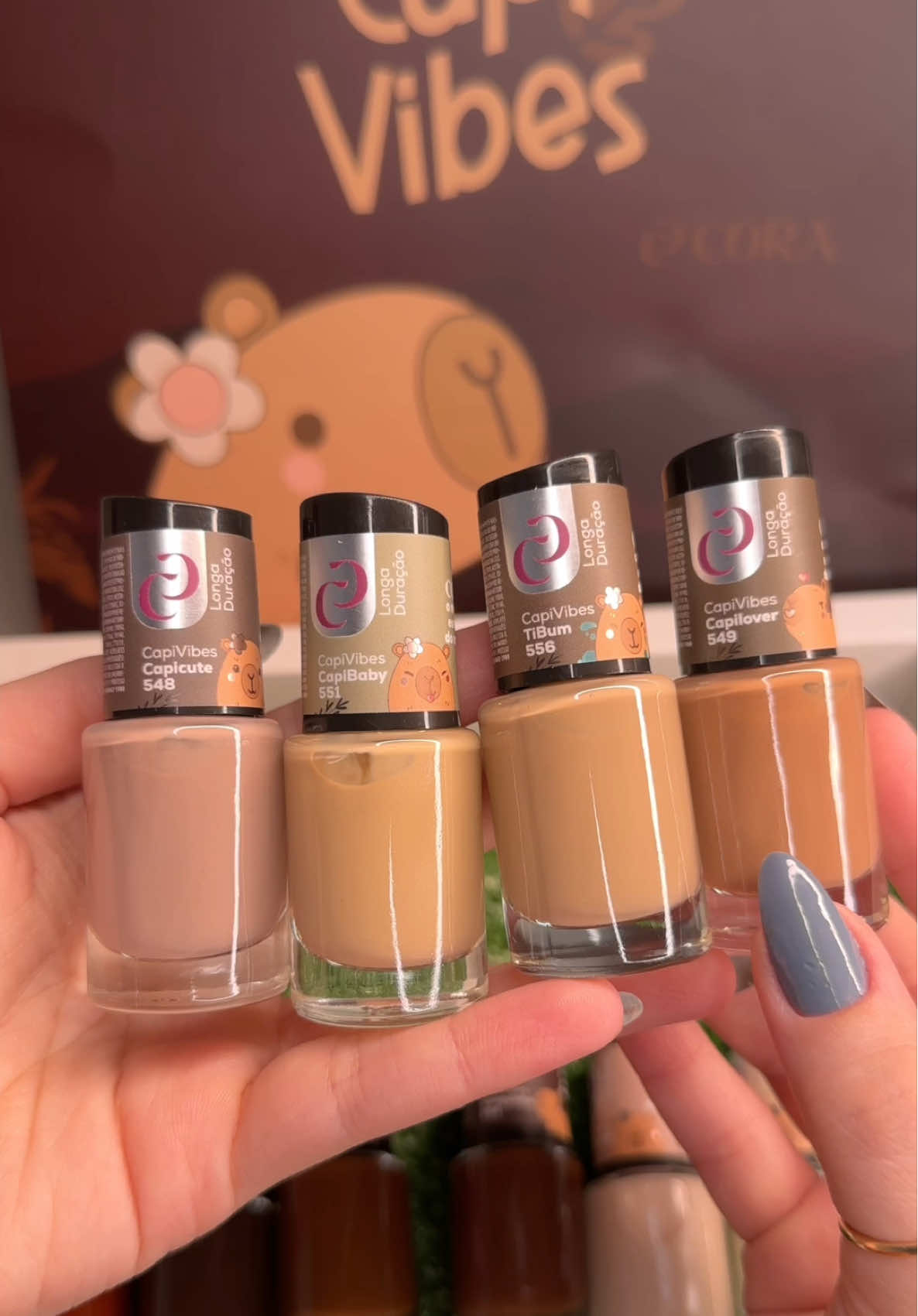 Vcs viram esse LANÇAMENTO? ✨ Coleção CapiVibes da CORA 🤎  Pesquise pelo código no APP do MELI pra encontrar o KIT inteiro disponível para compra com frete grátis: ANAPT7-1QMG #esmalte #esmaltação #unhas #nailpolish #DataDupla #MercadoLivre @Mercado Livre 