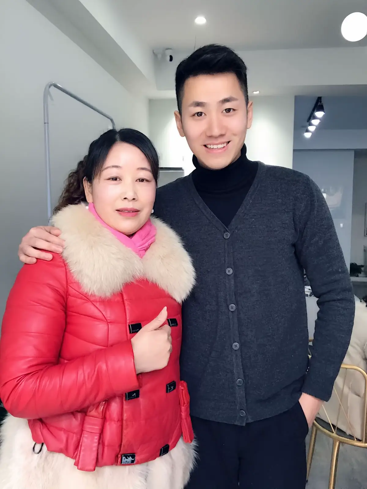 从小家里虽然很穷，但我一点不缺钱爱，这个没有文化 老实本分的男人靠做苦力搬运工作撑起了整个家，母亲照顾了家里后勤，17岁辍学那一刻，父亲意味深长给我说了一番话：家里没有多余的存款，但你要做什么事情，自己决定就好，我和你妈都会想尽办法去支持你！所以从出身社会那一刻，我从来不惧怕生活 工作的不如意。2020年，父亲经历了一场意外变故，差点永远的离开这个家，那一刻我更加明白，💰对于普通家庭来讲，多么的重要！它可以摧毁一个家庭，也可以拯救一个家庭！#照片里的时光 #陪你到老 #父母
