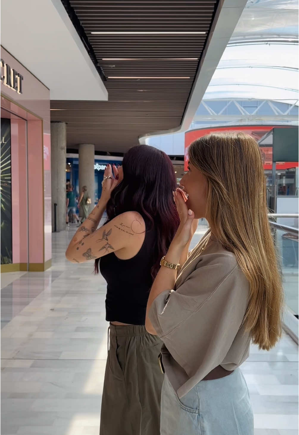 Cuando las girls ven la nueva tienda de Victoria’s Secret en el centro comercial La Vaguada, Madrid. ¡Te esperamos!  #VictoriasSecretSpain #lavaguada 