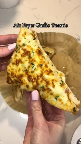 Air fryer garlic bread toastie 🧄  1. get a peice of bread and add garlic butter (i have a recipe for this pinned) 2. Add cheese  3. Add another piece of bread and add some more garlic butter.  4. Add more cheese and then some parsley.  5. put in air fryer for 6 mins on 180 degrees.  6. Enjoy! 😍 #DinnerIdeas #garlicbread #airfryerrecipes #pizzalover #dinnerinspo  