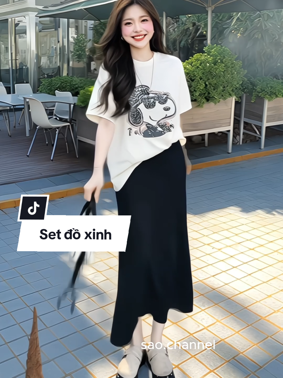 Set váy áo xinh xắn gồm áo thun tay lỡ in hình họa tiết kèm chân váy đuôi cá dáng dài. Set đồ chất liệu mềm mát thoải mái dễ chịu lắm nè, mặc đi chơi hay đi làm đều được luôn ạ. Set có đủ size cho nàng từ 40- 60kg nhé #setdodep #setvayao #setdoxinh #setaokemchanvay #aothunnu #setdodichoi #thoitrangnu #xuhuong #saochannel 