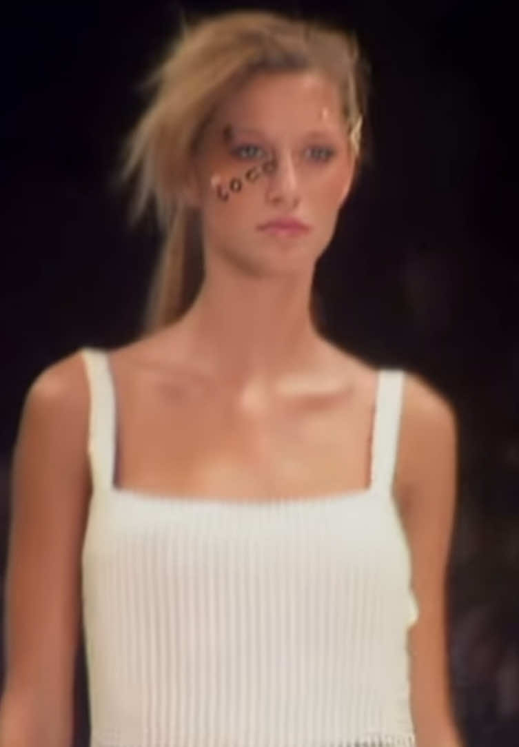 #giselebundchen for Chanel spring summer 2001 #catwalk#Runway 