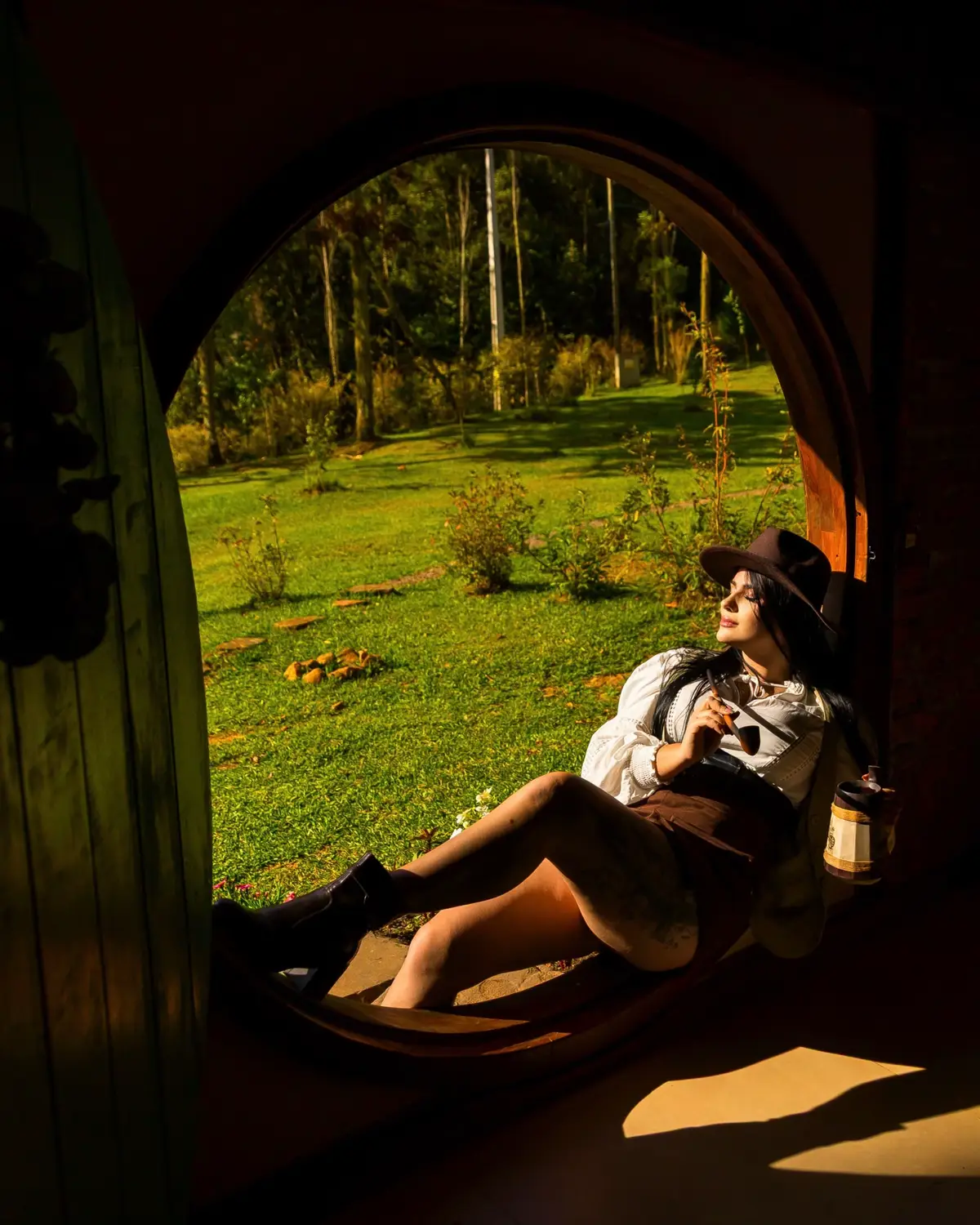 “A Estrada segue sempre em frente Deixando a porta onde começa. Agora distante a Estrada prossegue, E devo segui-la, se puder, Percorrendo-a com pés ávidos, Até que se junte a um caminho maior, Onde muitas trilhas e tarefas se encontram. E depois para onde? Não sei dizer.” — J.R.R. Tolkien #lordoftherings #thelordoftherings #senhordosaneis #hobbit #hobbiton #hobbithole #hobbithouse #jrrtolkien #tolkien #osenhordosanéis #gandalf #bilbobaggins #frodo