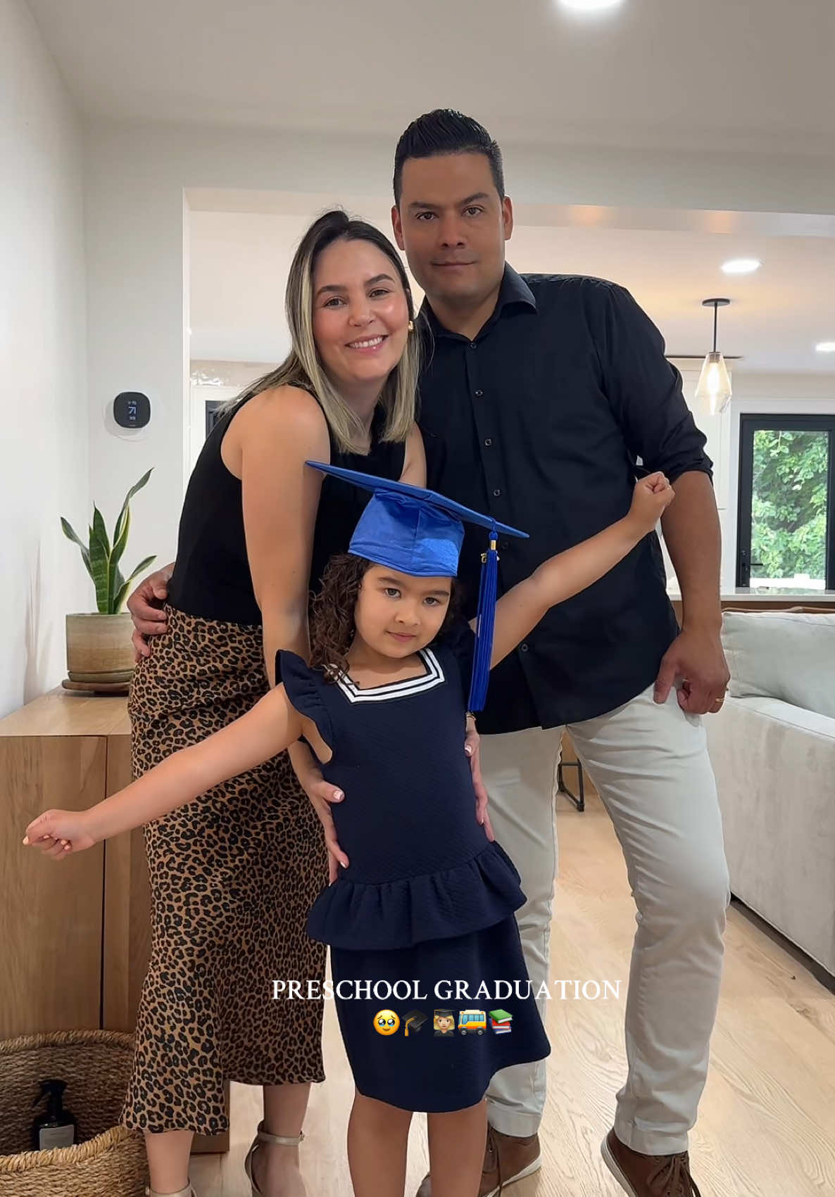 Preschool te amamos pero Kindergarten prepárate que aquí vamos! 🥹👩🏻‍🎓🎓🚌📚 Let’s do this!  Felices celebrando la primera graduación de mi hija en estados unidos 🇺🇸 