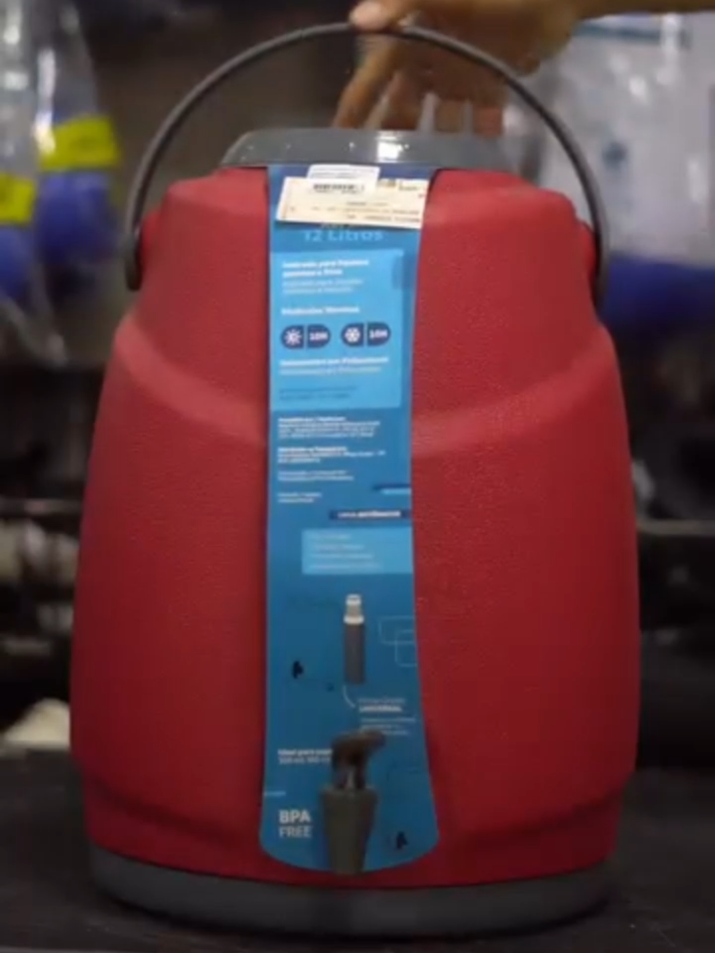 Botijão Térmico 12 Litros com Pés de Apoio, Torneira e Porta-Copos Retrátil – Ideal para Uso Corporativo ou Eventos O Botijão Térmico 12L é a solução prática e eficiente para servir bebidas quentes ou frias em grandes volumes, ideal para ambientes corporativos, festas, reuniões de família e eventos em geral. Com design robusto e funcional, conta com pés de apoio, torneira prática, alça para transporte, e porta-copos retráteis, proporcionando mais organização e praticidade ao servir. Seu isolamento térmico em Poliuretano (PU) garante excelente retenção de temperatura por até 10 horas, tanto para líquidos quentes quanto frios. O bocal largo facilita o abastecimento com gelo ou líquidos em grandes quantidades. Além disso, é um produto livre de BPA, seguro para uso frequente com alimentos e bebidas. Destaques do Produto: - Capacidade total de 12 Litros - Torneira integrada para servir com praticidade - Porta-copos retráteis e pés de apoio para maior estabilidade - Bocal largo: facilita o abastecimento e a higienização - Alça resistente para transporte - Isolamento térmico em PU: mantém bebidas quentes ou frias por até 10 horas - BPA Free: material atóxico e seguro para uso alimentar Especificações Técnicas: - Dimensões: 31 x 27,5 x 37,5 cm - Peso: 2,07 kg - Material: PEAD (Polietileno de Alta Densidade) + PU (Poliuretano) Ideal para cafés, sucos, chás e água saborizada, o Botijão Térmico 12L alia praticidade, durabilidade e eficiência térmica em um só produto. Perfeito para quem precisa servir bem e com segurança! #soprano #123tudo #utilidadedomestica #botijaotermico #torneiratermica #eventos #