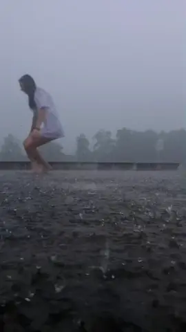 Yağmur altında ıslanan bir kız gördüğünde, onun sadece ıslanmadığını bil… Belki de sessizce parçalanıyordur içinde🌧️🥀#yağmur #melonkoli #duygusal #kesfetbeniöneçıkart #kesfetteyiz #kesfet #rain #like #follow #takip 